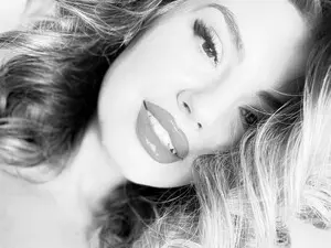 Ur_Wet_Desire  live sex cam