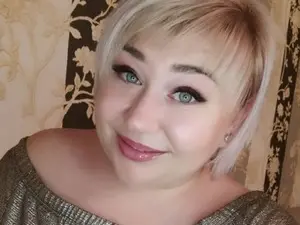 Adele33  live sex cam