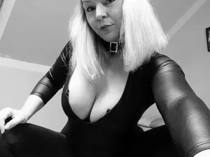BlondeKylie  live sex cam