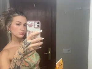 Ur_SexyWomen  live sex cam