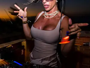 Goddess_B  live sex cam