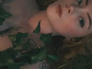 Nikole_44  live sex cam