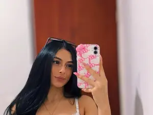 Lilith_petit_  live sex cam