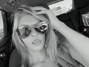 Hotwifebre  live sex cam