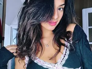 Cutienextdoor  live sex cam