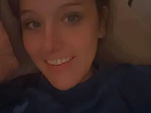 Iwanttobeyours223  live sex cam