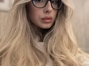 MaddieBriggs  live sex cam