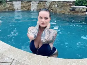 Tattooedwife2  live sex cam