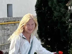 Diana73  live sex cam
