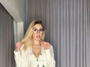ToxicDollKiss  live sex cam