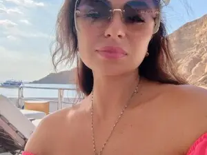 April_Swee  live sex cam
