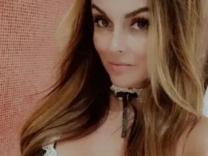 Kitty_Hawkins  live sex cam