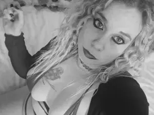 ItsMeVee  live sex cam
