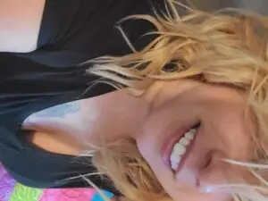 ItsMeVee  live sex cam