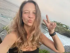 Qi_ra  live sex cam