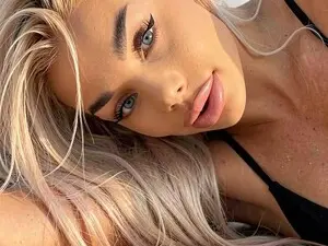 Russian_Ava  live sex cam