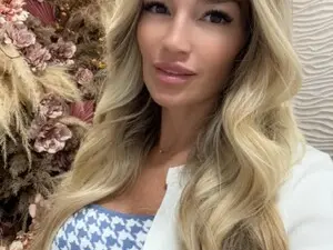 Spicyqueeen87  live sex cam
