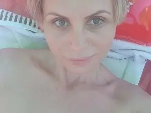 Amidalla19  live sex cam