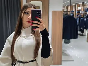 Ellamilano9  live sex cam