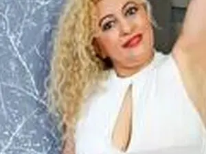 Maturedyana  live sex cam