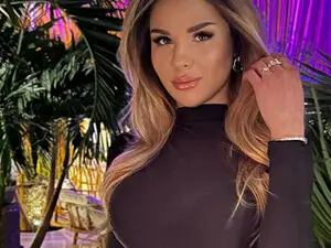 MiaXXXRose  live sex cam