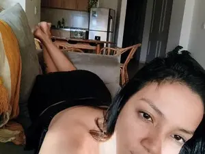 MiaThomson  live sex cam