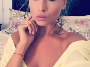 Carollyne_  live sex cam