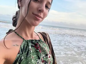 Frisky_isa  live sex cam