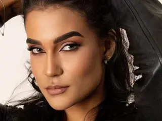 Kourtneyevans  live sex cam