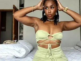 Roxanne22X  live sex cam