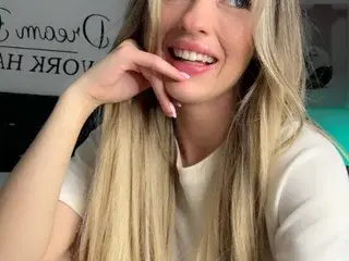 KatieeCutieXoo  live sex cam