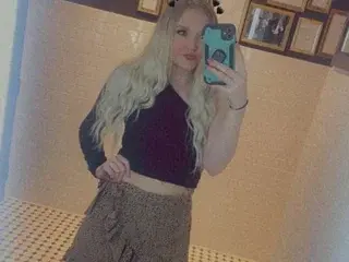 HotHousewifeHolly  live sex cam