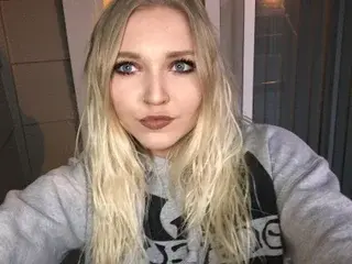 HotHousewifeHolly  live sex cam