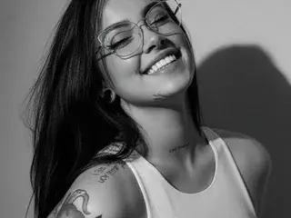 Sweet_Issa  live sex cam