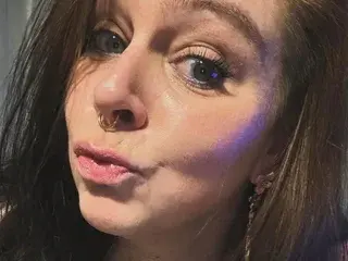 Enjoyreynolds  live sex cam