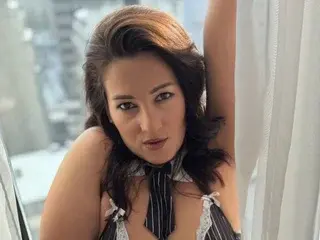 Playful_Issa  live sex cam