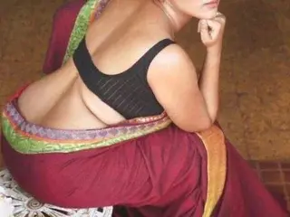 Yourshnishaa  live sex cam