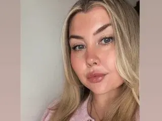 PeachyPolUK  live sex cam