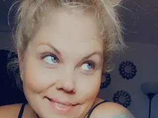 Haluley  live sex cam