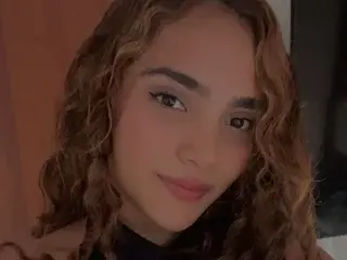 Carolyne_18  live sex cam