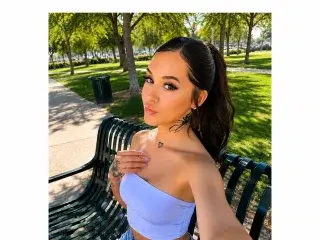 LadiaJunee  live sex cam