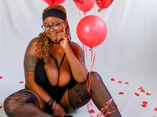 CuteBustyBabe  live sex cam