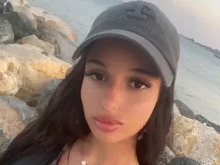 IzzyDesire  live sex cam
