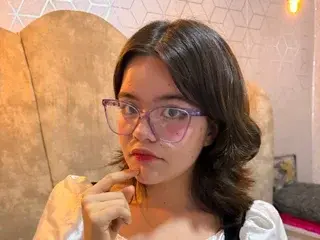 Alexamiss18  live sex cam