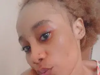 Minieme18  live sex cam