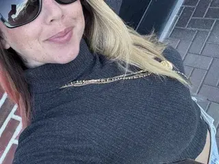 MackMonroe77  live sex cam