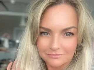 Holly_AnneXx  live sex cam