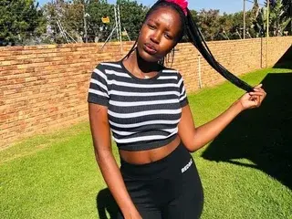 FreakyMelanin18  live sex cam