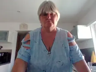 Lionnecaline  live sex cam
