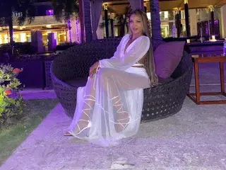 Giulia_Cash  live sex cam